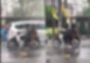 So Sweet Banget! Sepasang Kakek Nenek Naik Motor Jadul Hujan-Hujanan Di Jalan