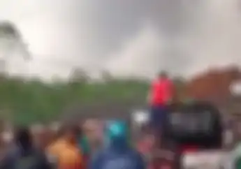 Video Gunung Semeru Meletus Hari Ini, Pemotor Kocar Kacir Hindari Hujan Abu Vulkanik