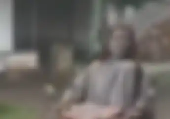 Wajah Seorang Ibu Penuh Debu Erupsi Gunung Semeru Demi Selamatkan Anaknya