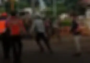 Viral Video Dishub Dikeroyok Pemotor Yang Terobos Pintu Perlintasan Kereta Api