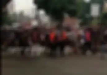 Brutal Pemotor Keroyok dan Pukul Petugas Karena Ditegur Terobos Pintu Palang Kereta Simak Video Lengkapnya