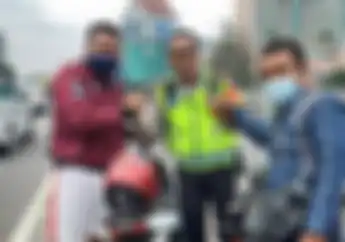 Kisah Driver Ojol dan Polisi Jujur Kembalikan iPhone yang Tergeletak di Jalan ke Pemiliknya
