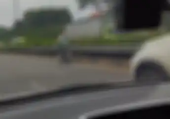 Viral Video Pemotor Berbaju Loreng Masuk Jalan Tol, Diduga Pelat Nomor Palsu