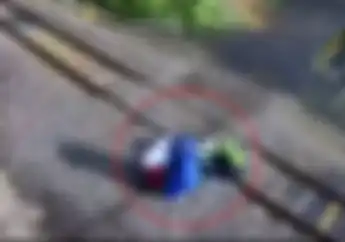 Ngeri, Video Motor Tertabrak Kereta Di Pelintasan, Pemotor Selamat Lakukan Hal Ini