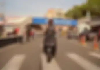 Video Juara Dunia F1 2021, Max Verstappen Keliling Monaco Bawa Vespa