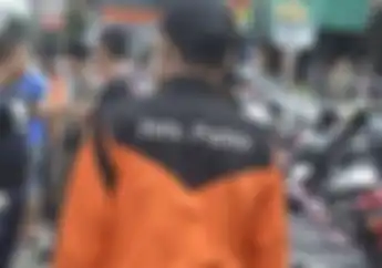 Deretan Cerita Soal Tukang Parkir Minimarket, Ternyata Gak Cuma Pura-pura Bantu Tarik Motor