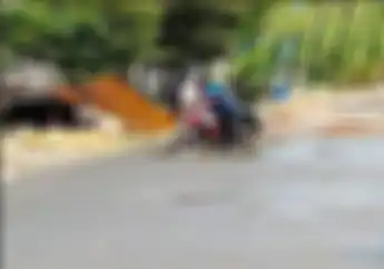 Bikin Jengkel, Video Kelakuan Bapak-bapak Pemotor Terobos Jalan yang Lagi Dicor