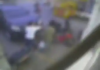 Gak Terima Dipukuli Sopir Mobil Mewah di Minimarket, Korban Langsung Bawa Ini ke Kantor Polisi
