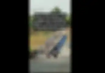 Video Jembatan Perahu di Karawang, Tarif Rp 2 Ribu Dilewati 10.000 Lebih Motor Tiap Hari