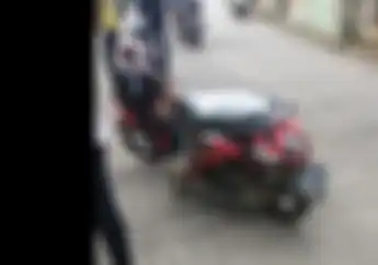 Tabrak Motor Ormas, Tiga Penumpang Taksi Online Malah Bonyok Dikeroyok