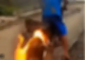 Bikers Suzuki Satria F-150 Berulah, Lakukan Burn Out Ala FIlm Ghost Rider