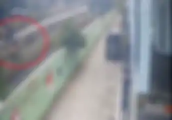Viral, Video Pemotor Wanita Mendadak Tercebur ke Kali di Perumahan