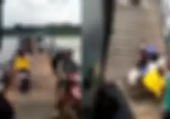Viral Video Jembatan Apung Di Bandung Roboh, Pemotor Teriak Histeris