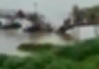 Merinding, Teriakan Histeris Pemotor Pas Robohnya Jembatan di Cihampelas
