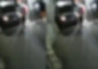 Viral Video Mobil Tabrak Motor, Sopir Keluar Malah Tenteng Benda Mirip Pistol Bilang Begini
