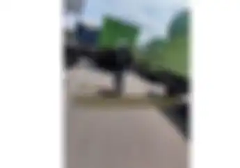 Video Baiknya Pemotor Honda Vario di Kudus, Taruh Batang Pisang di Belakang Truk Mogok
