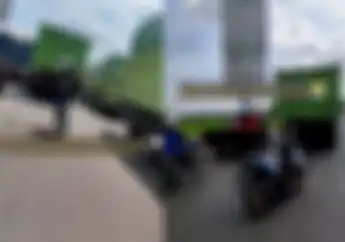 Viral Video Pemotor Honda Vario Taruh Batang Pisang di Tengah Jalan, Ternyata Ini Alasannya