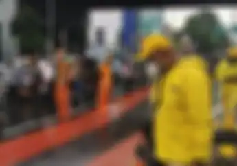 Sejumlah Pemotor Ambyar Bergelimpangan Lindas Tumpahan Oli di Senen