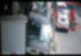 Merinding, Video Toyota Avanza Maut Sekali Buka Pintu Pemotor Langsung Terkapar