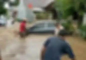 Banjir Terjang Jember, Suami Istri Boncengan Motor Tutup Usia Terseret Sampai ke Pantai