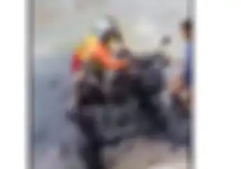 Emak-emak Berubah Seperti Alien Setelah Kecelakaan Naik Motor Masuk Lumpur