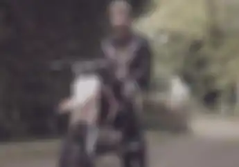 Zayn Malik Pamer Tubuh Seksi di Atas Motor Trail Bikin Cewek Klepek-klepek