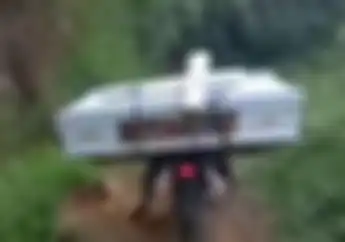 Pemotor Bawa Peti Mati Lewat Jalan Rusak Ramai di Medsos, Pengunggah Minta Tolong ke Jokowi