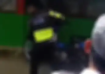 Bikin Kaget Video Polisi Tilang Motor di Sekolahan, Langsung Disoraki Siswa