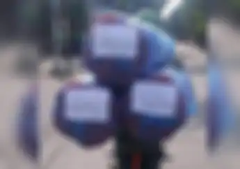 Potret Driver Ojek Online Antar Tiga Kasur, Tulisan Kertas di Belakang Jadi Sorotan