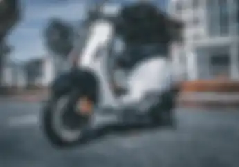 Vespa Primavera Kena Modifikasi Mewah, Tema Warna Putih Dibalut Part Jempolan