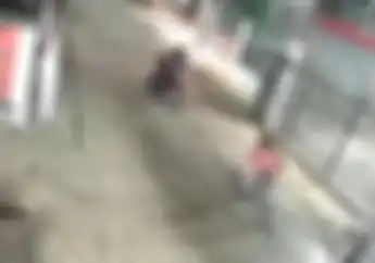 Bikin Merinding, Video Dua Orang Remaja Bersenjata Naik Motor Serang Warga Di Depok