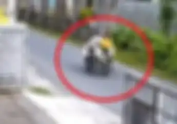 Video Pemotor Trail Tabrak Kakek-Nenek Pengendara Motor, Endingnya Bikin Kagum