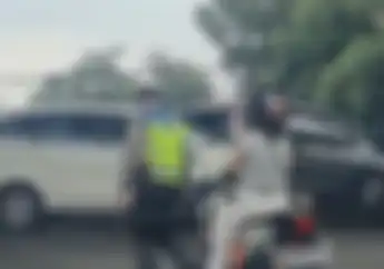 Pemotor Ini Acungkan Jari Tengah ke Polisi, Terungkap Kronologinya Cuma Karena Disuruh Lakukan Ini