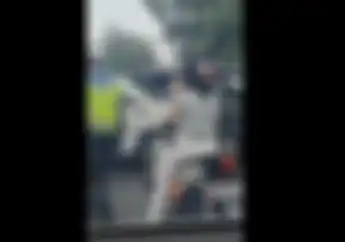 Bikin Geram, Video Pemotor Wanita Acungkan Jari Tengah ke Polisi Gara-gara Hal Sepele Ini