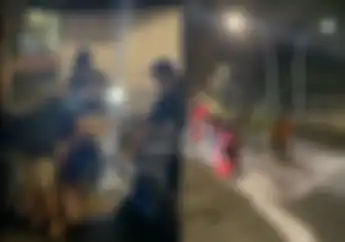 Video Pemotor Jatuh Tergelincir Perkara Solar Tumpah di Jalan Ciledug, Damkar Lakukan Ini