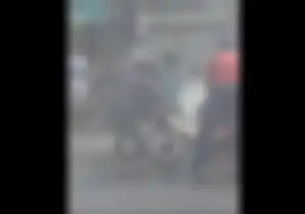 Viral, Video Aksi Heroik Mbak-mbak Berhijab Padamkan Api Motor yang Terbakar
