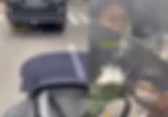 Video Pemotor Ngamuk Gara-gara Kena Abu Rokok Sopir Mobil, Segini Denda Merokok Sambil Berkendara