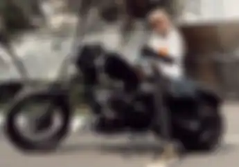 Intip Cantiknya Artis Olla Ramlan Berpose Di Atas Moge Harley-Davidson