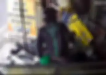 Video Driver Ojol Tabrak Konter HP, Etalase Kaca Hancur Lebur Dihantam Motor