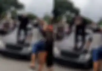 Video Massa Hancurkan Mobil Mercy Sampai Injak-injak Kaca Depan, Begini Kronologisnya