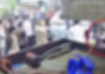 Warganet Geram, Video Pemotor Main Nyelonong Saat Warga Berdoa Di Depan Jenazah