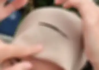 Duh Kena Benang Layangan, Helm Dan Kerudung Pemotor Wanita Ini Robek
