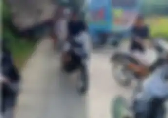 Video Pemotor Honda Supra Fit Kocak Banget, Nekat Tarik Truk Netizen Langsung Komentar Begini