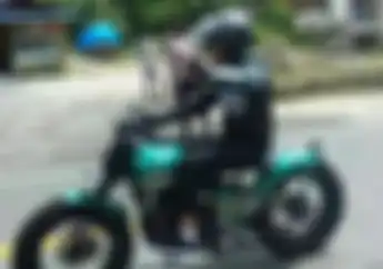 Keren Abis, Gaya Presiden Jokowi Naik Motor Kustom Kawasaki W175 Jajal Kawasan Danau Toba