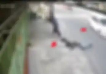Video Pemotor Disenggol Mobil di Tikungan, Motor Sampai Terbang Jungkir Balik