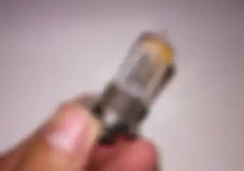 Dilarang Keras Pegang Bohlam Halogen Saat Ganti Lampu Motor, Akibatnya Jadi Begini