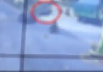 Video Truk Tabrak Mobil dan Motor di Lampu Merah Situbondo, Satu Pemotor Meninggal