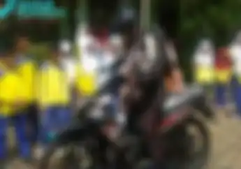 Video Guru Honorer Dihadiahi Motor Bebek Baru Dan Sepatu Baru, Hasil Patungan Orang Tua Murid