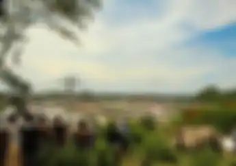 Warga Nekat Nonton Tes Pramusim MotoGP 2022 dari Bukit Kuburan Sekitar Sirkuit Mandalika