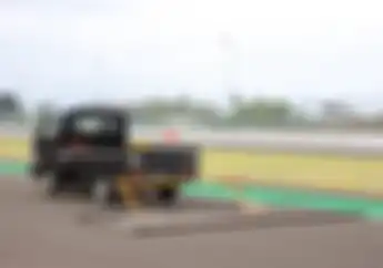 Bersihkan Lintasan Sirkuit Mandalika Mobil Pick Up Disulap Jadi Track Jet Truck